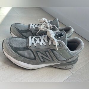 New Balance Women’s 990 Gray and White Athletic Sneakers sz 7